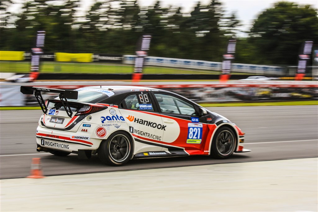 Insight Racings Honda Civic TCR-racer bliver også et spring frem på karrierestigen for Jonas Lynge. Med cirka 350 hestekræfter er der for Jonas cirka 150 hestekræfter mere at lege med end da han kørte i Citroën DS3 Cup.
(Foto: Boxengasse/Niklas Majgaard)